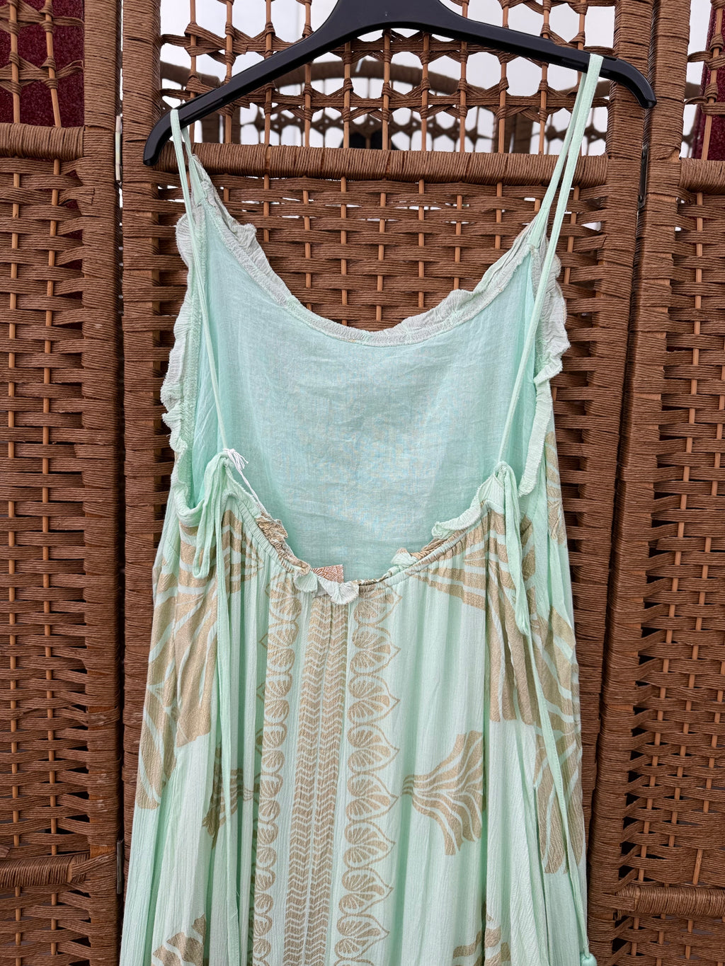 Wrinkled Viscose Open-Back Dress – White & Almond Green