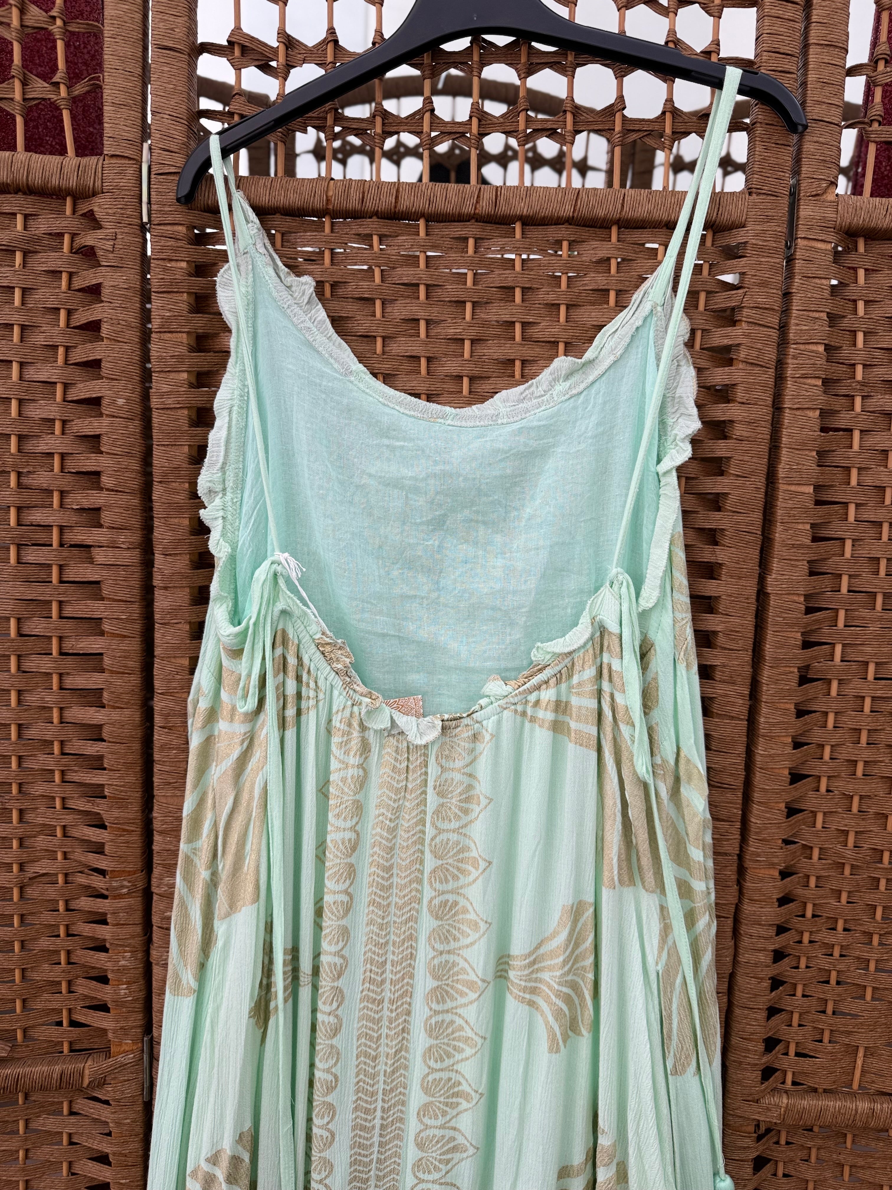 Wrinkled Viscose Open-Back Dress – White & Almond Green