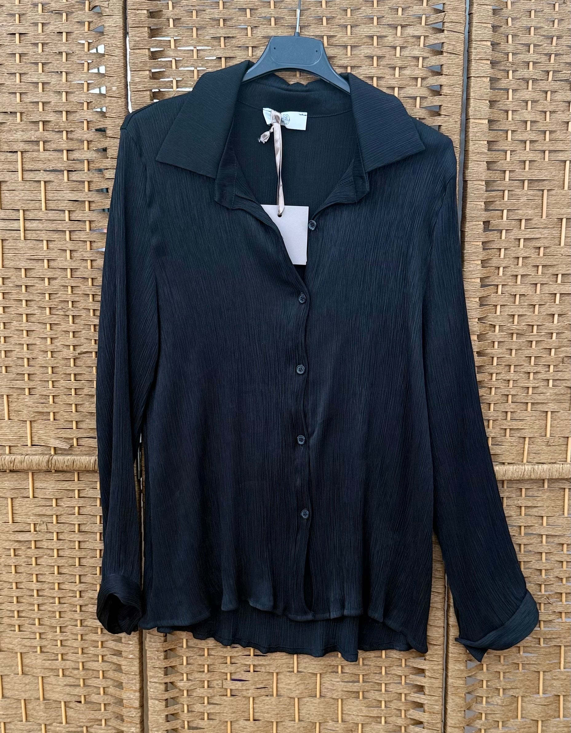 Black small plisse shirt