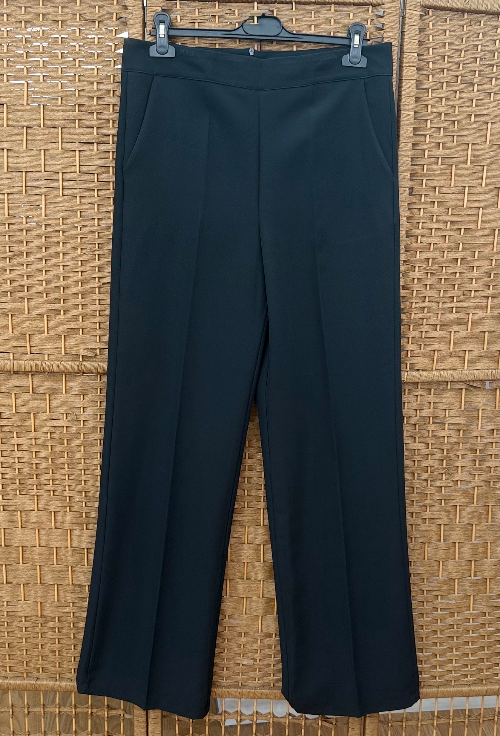 Black plain pants with zip in the back and pockets L size
